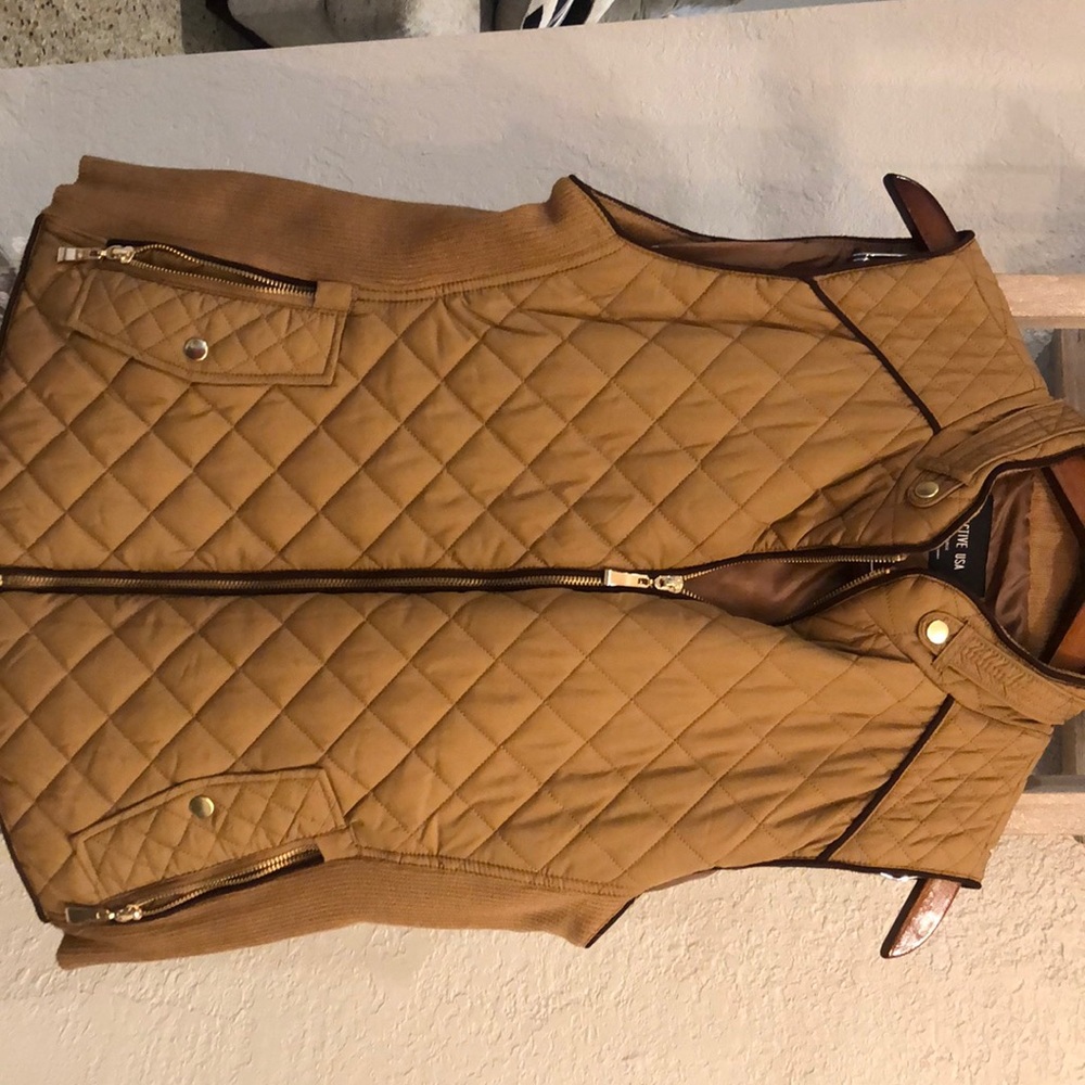 BRAND NEW, ACTIVE USA quilted vest!